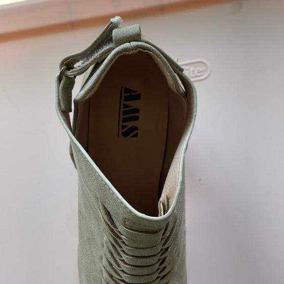 Laser Cut Booties - Picture 4 of 4